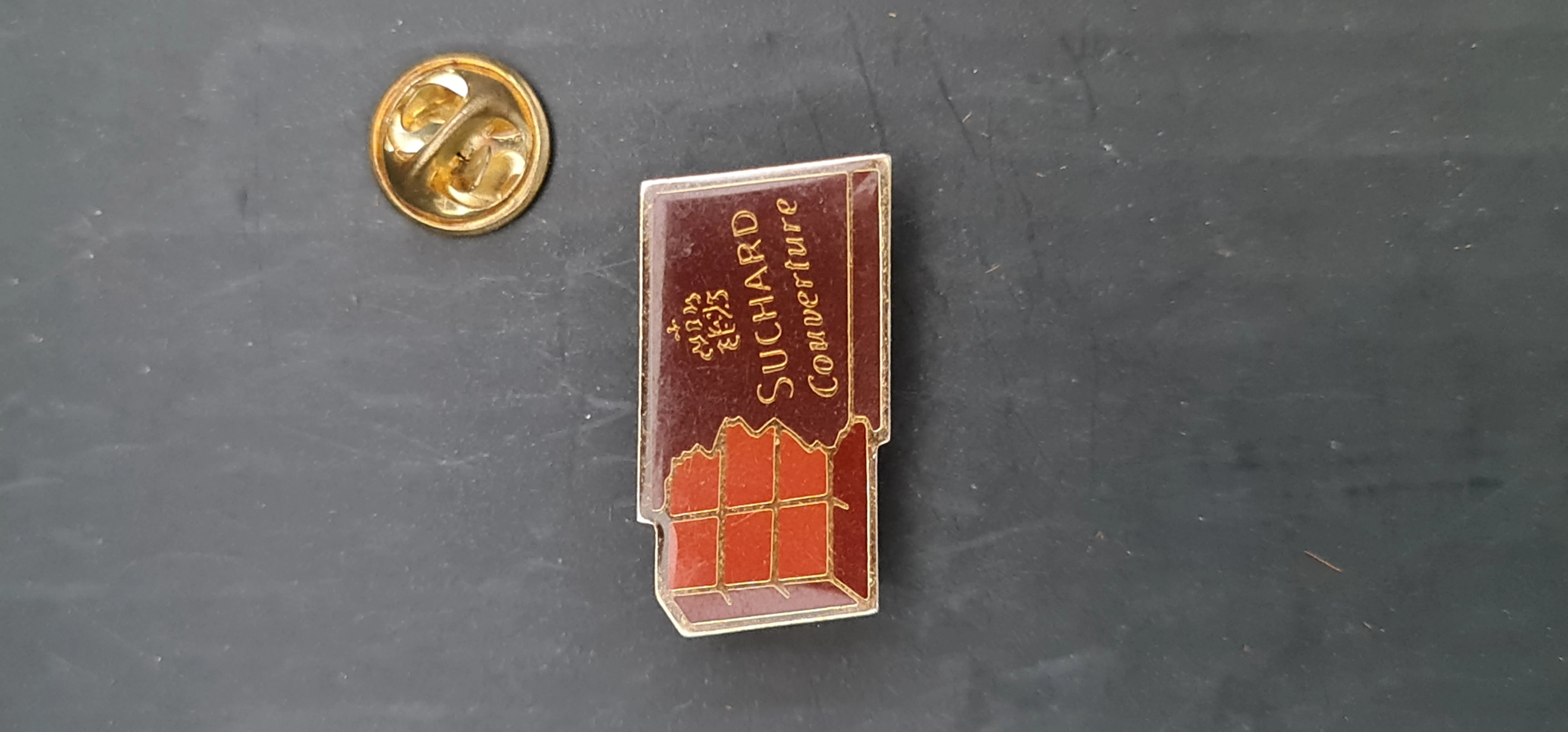 Suchard Couverture Rozeti, Pin