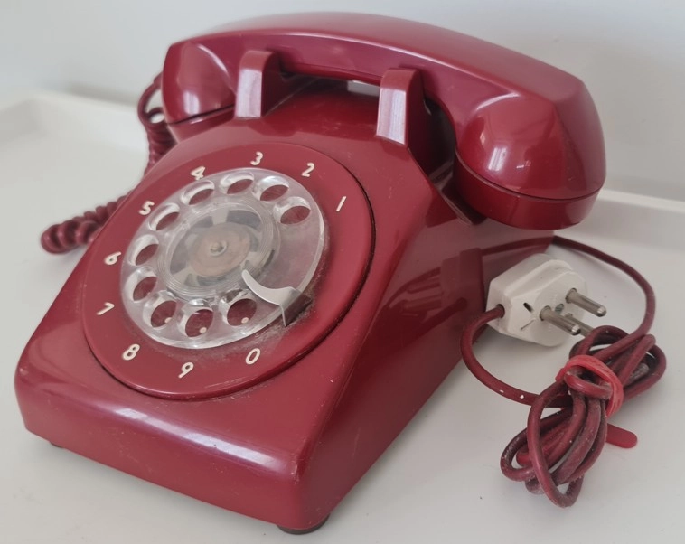 Vintage Kırmızı Çevirmeli Telefon
