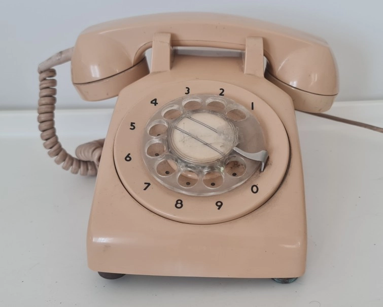 Vintage Bej Renkli Çevirmeli Telefon