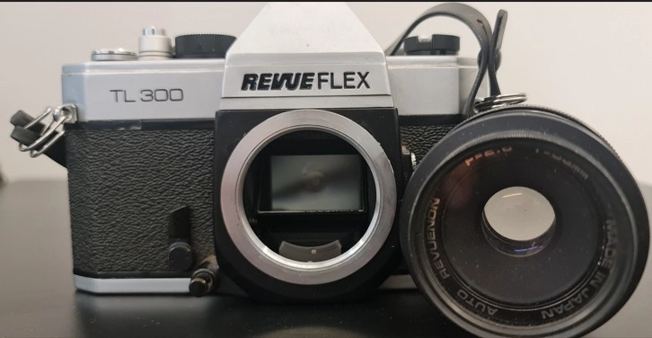 REVUEFLEX TL 300 - 50mm f/2,8 FOTOĞRAF MAKİNASI + ÇANTA VE FLAŞI İLE BERABER