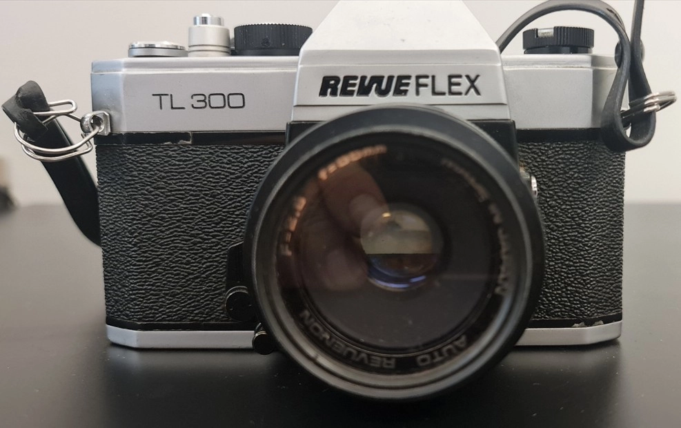 REVUEFLEX TL 300 - 50mm f/2,8 FOTOĞRAF MAKİNASI + ÇANTA VE FLAŞI İLE BERABER