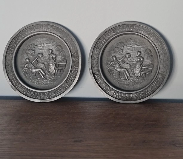 Vintage Almanya Frieling-Zinn %92 Kalay Alman Kabartmalı Oyma Sahneler Serisi Tabak
