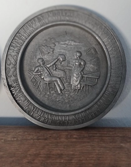 Vintage Almanya Frieling-Zinn %92 Kalay Alman Kabartmalı Oyma Sahneler Serisi Tabak