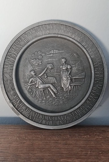 Vintage Almanya Frieling-Zinn %92 Kalay Alman Kabartmalı Oyma Sahneler Serisi Tabak