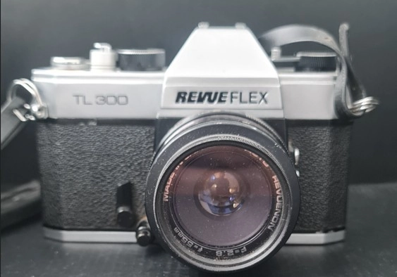 REVUEFLEX TL 300 - 50mm f/2,8 FOTOĞRAF MAKİNASI + ÇANTA VE FLAŞI İLE BERABER