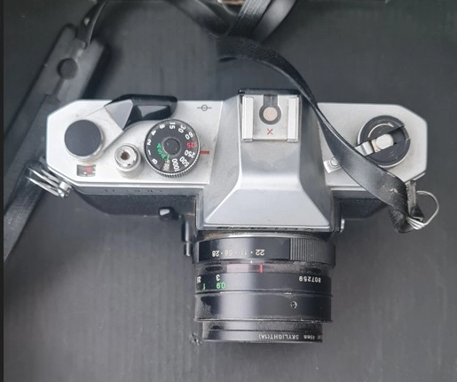 REVUEFLEX TL 300 - 50mm f/2,8 FOTOĞRAF MAKİNASI + ÇANTA VE FLAŞI İLE BERABER