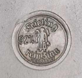 Vintage Almanya Frieling-Zinn %92 Kalay Alman Kabartmalı Oyma Sahneler Serisi Tabak