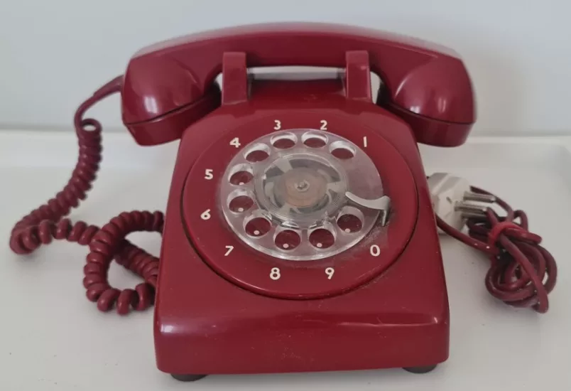 Vintage Kırmızı Çevirmeli Telefon