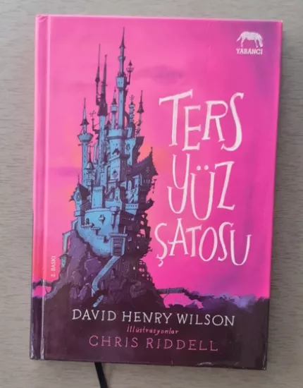 Ters Yüz Şatosu, David Henry Wilson
